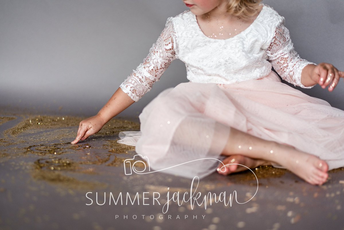 bsummere's tweet photo. Everything is always more fun with glitter - until it's time to clean it up!  But the final product makes it SO worth it!  #glittersesstion #glitterminisession #montgomeryphotographer #alabamaphotographer #montgomeryalabamaphotographer https://t.co/xleMK5BOZW