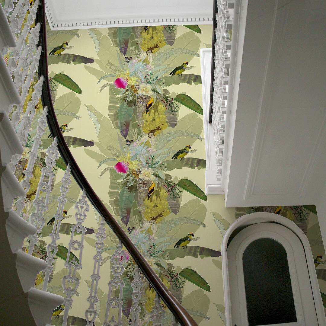 TBeasties's tweet image. Commanding statement stairwell for #WallpaperWednesday featuring TB Merian Palm Superwide Wallpaper.

#wallpaper #tapeten #papierpeint #pattern #print #birds #tropical #wallcoverings #statementwall #interiors #decor #timorousbeasties
