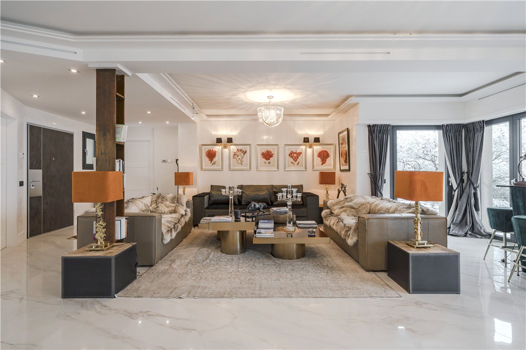 Set in the hills of #Cannes with open south-facing views to the #Mediterranean this 4-5 bedroom villa, with 1-2 reception rooms and 4-5 bathrooms, enjoys superb volumes that open onto easily maintained terraces and gardens: ow.ly/3Cni30omkWI