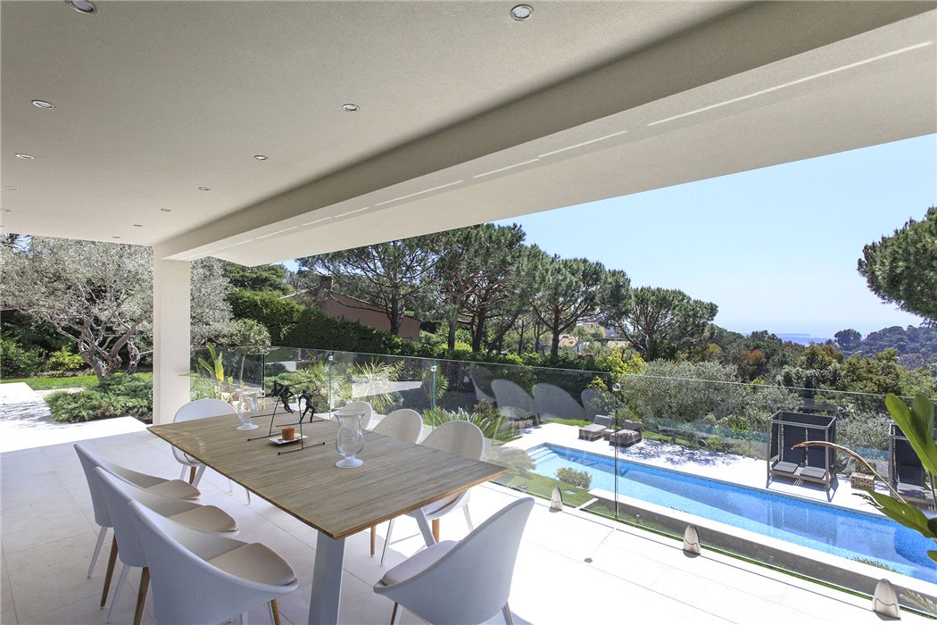 KFInternational's tweet photo. Set in the hills of #Cannes with open south-facing views to the #Mediterranean this 4-5 bedroom villa, with 1-2 reception rooms and 4-5 bathrooms, enjoys superb volumes that open onto easily maintained terraces and gardens: https://t.co/0OucWBteoY https://t.co/fOM9YVBUOw