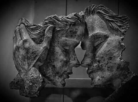 Cuando estamos rotos por dentro, aún tratando de no mostrar nuestro dolor, quién te quiere, sabe que estás sufriendo desde el alma.