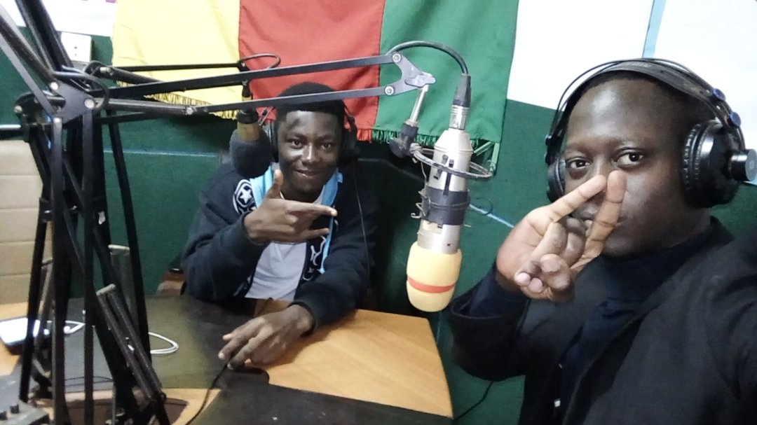 RapaNui_Artist's tweet photo. Dimanche j'etais présent dans l'emission #ImproMission sur #OxgèneFM_101.5 
C'etait bien top... La seance freestyle etait chaude
👉 continue à yamo le son en cliquant le lien https://t.co/n4SsMP3k6R https://t.co/drFJXdGHiy