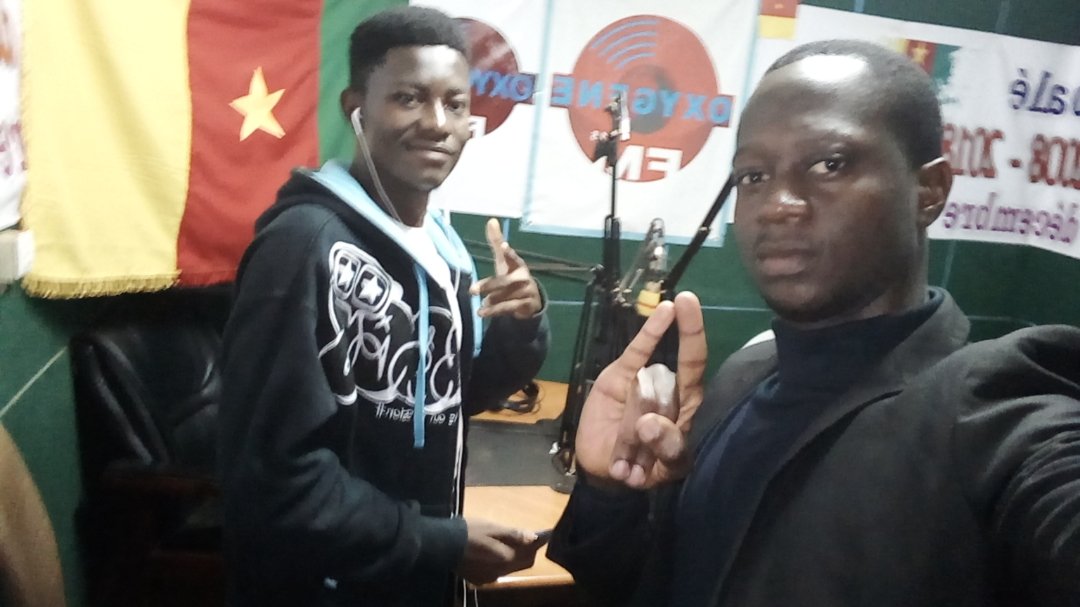 RapaNui_Artist's tweet photo. Dimanche j'etais présent dans l'emission #ImproMission sur #OxgèneFM_101.5 
C'etait bien top... La seance freestyle etait chaude
👉 continue à yamo le son en cliquant le lien https://t.co/n4SsMP3k6R https://t.co/drFJXdGHiy