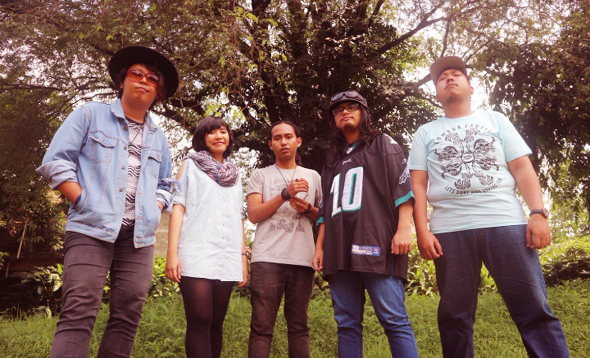 Unit dangdut eksperimental <a href="/SaptarasaID/">Saptarasa</a> baru merilis single mereka yang berjudul “Joyfull Laif”. Kali ini Saptarasa menghadirkan nuansa yang agak lebih ceria dibandingkan rilisan-rilisan sebelumnya yang lebih gelap dan melankolis. Sudah dengar lagunya? #BillboardID