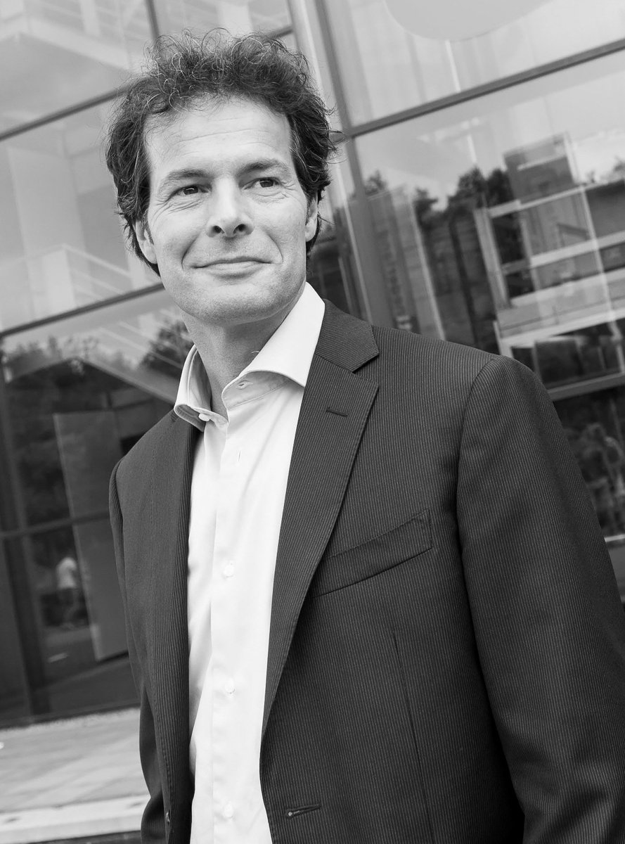 Roland Koopman is de dagvoorzitter en host #NeVaCon talks! Roland Koopman is ook wel bekend als journalist van RTL Z. Als presentator zal hij u door de dag begeleiden.

Bent u benieuwd naar meer sprekers? Ga dan naar onze website nevacon.nl