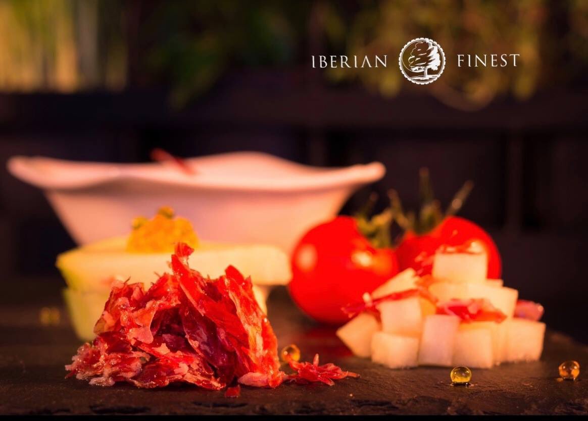IberianFinest_'s tweet photo. ¿Sabíais que antes no se cortaba el jamón en lonchas? 

Se hacía en tacos, hasta que en 1964 un empresario jamonero decidió innovar. 
Esto no tuvo una buena acogida. Pasó tiempo hasta que nos dimos cuenta que el cambio potenciaba las cualidades del jamón. 

 #jamon #gastronomia https://t.co/5h1aXk5DoQ