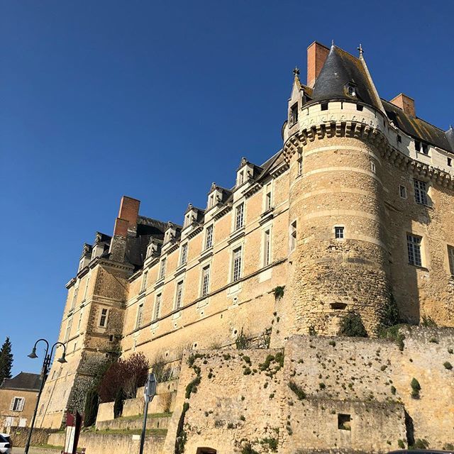 KarineSureau's tweet photo. Le #chateau de #durtal est une forteresse qui surplombe le Loir, dont la construction fut initiée par Foulques Nerra et Geoffroy de Martel.
#unpeudhistoiredebonmatin
#igersanjou #anjou #jaimelanjou #destinationanjou #histoire #patrimoine #secretdhistoire… https://t.co/giqoGgkvhL https://t.co/eep59Szv16