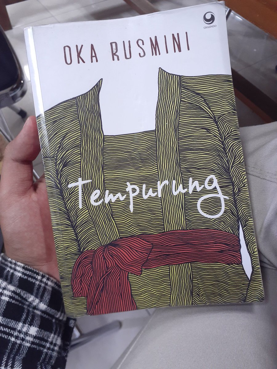 necesitomanzana's tweet photo. Setidaknya dari novel ini saya belajar cara menghormati sosok perempuan yang dihadapkan dengan tubuhnya, agamanya, budaya serta masyarakat.

#okarusmini https://t.co/m9K7EC1rDC