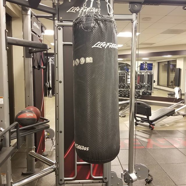 revitalizeproj's tweet image. A hotel gym with a heavy bag! I can't pass this up as I am missing my kickboxing classes with all my travel. Sometimes when you travel you end up choosing between 30 minutes more of sleep or a workout at midnight.... guess which one won tonight? #NoExcus… bit.ly/2VyPhhv