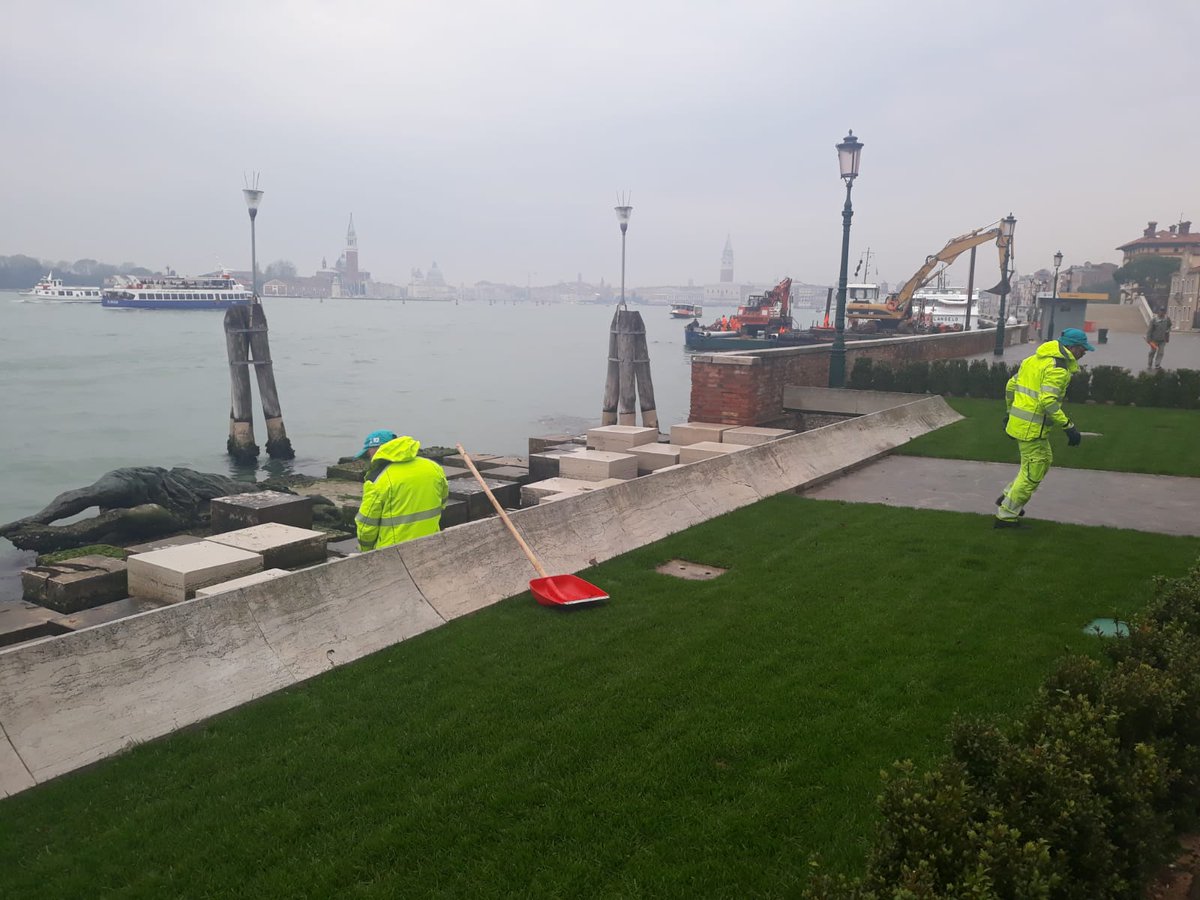 GruppoVeritas's tweet photo. #Pulizia - #Venezia
Lavaggi al monumento della partigiana.
#VeneziaPulita #keepveniceclean #EnjoyRespectVenezia https://t.co/053wtLJAqS