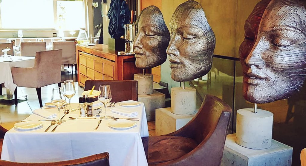 highroadwines's tweet photo. We are halfway through the week so why not wine and dine in style with @highroadwines & @TheBlackbamboo1
#thehighroadwines #highroadpractices #boutique #wine #cabernetsauvignon #wineanddine #theblackbamboo #restaurant #art #winewednesday https://t.co/uR8zjP7dSM