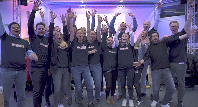 Tchibo_presse's tweet photo. Der #TCHIBOHACK hat uns überwältigt. Wer die Gewinner sind und wie es mit den Ideen weitergeht, jetzt im #Tchibo Blog lesen: https://t.co/joVwqFKgGr https://t.co/iKowplQcY1