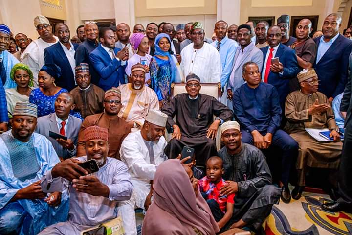 CovenantTinubu's tweet image. President Buhari meets with Select Nigerians in Dubai, departs Dubai and Arrives Abuja on 9th April 2019.

Welcome Mr President. 

#NextLevelConfirmed