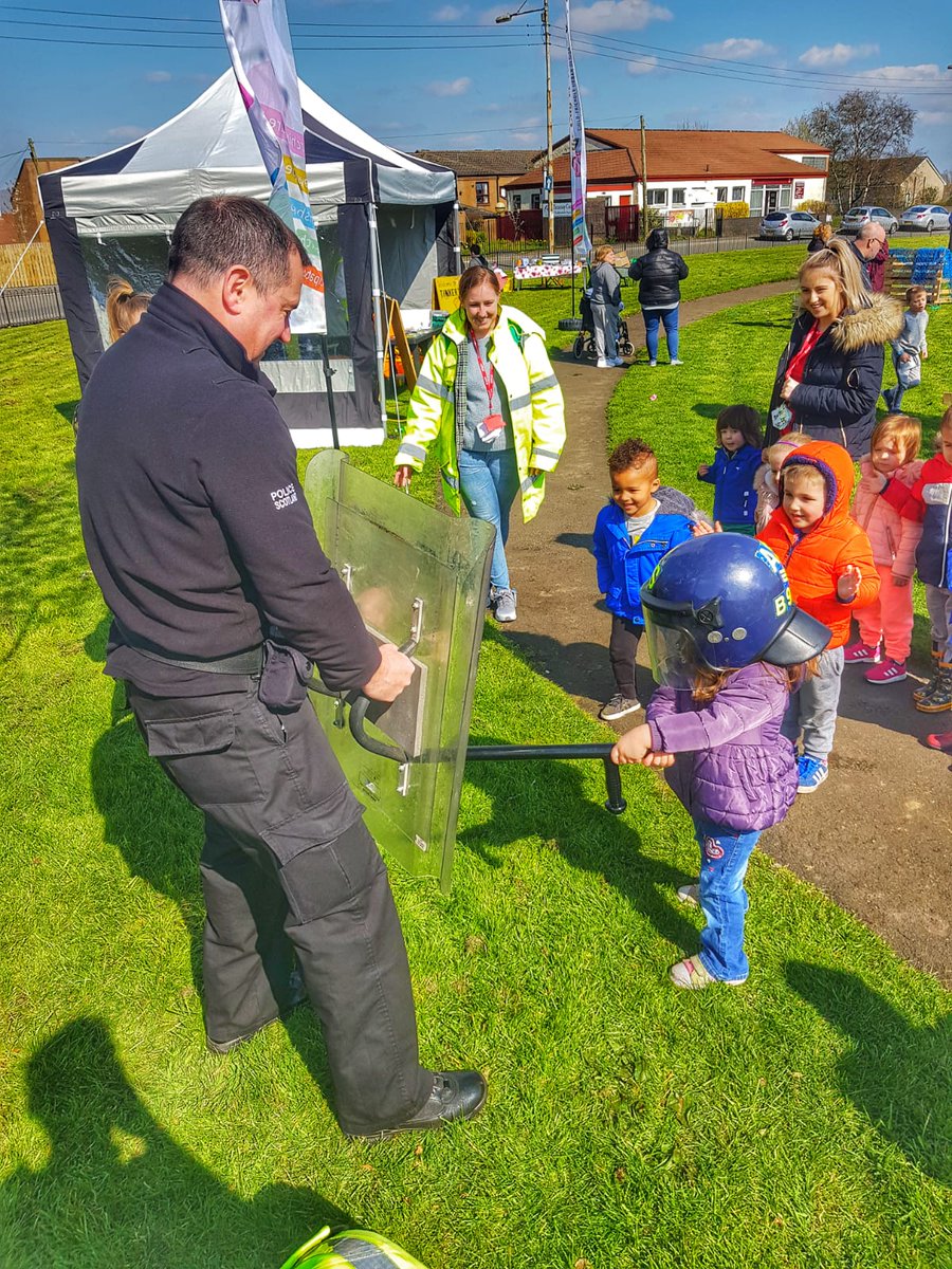 Some of our officers from the Local problem solving teams having fun in the sun with the locals in Liddlesdale Square. Special thanks to the mounted branch👍