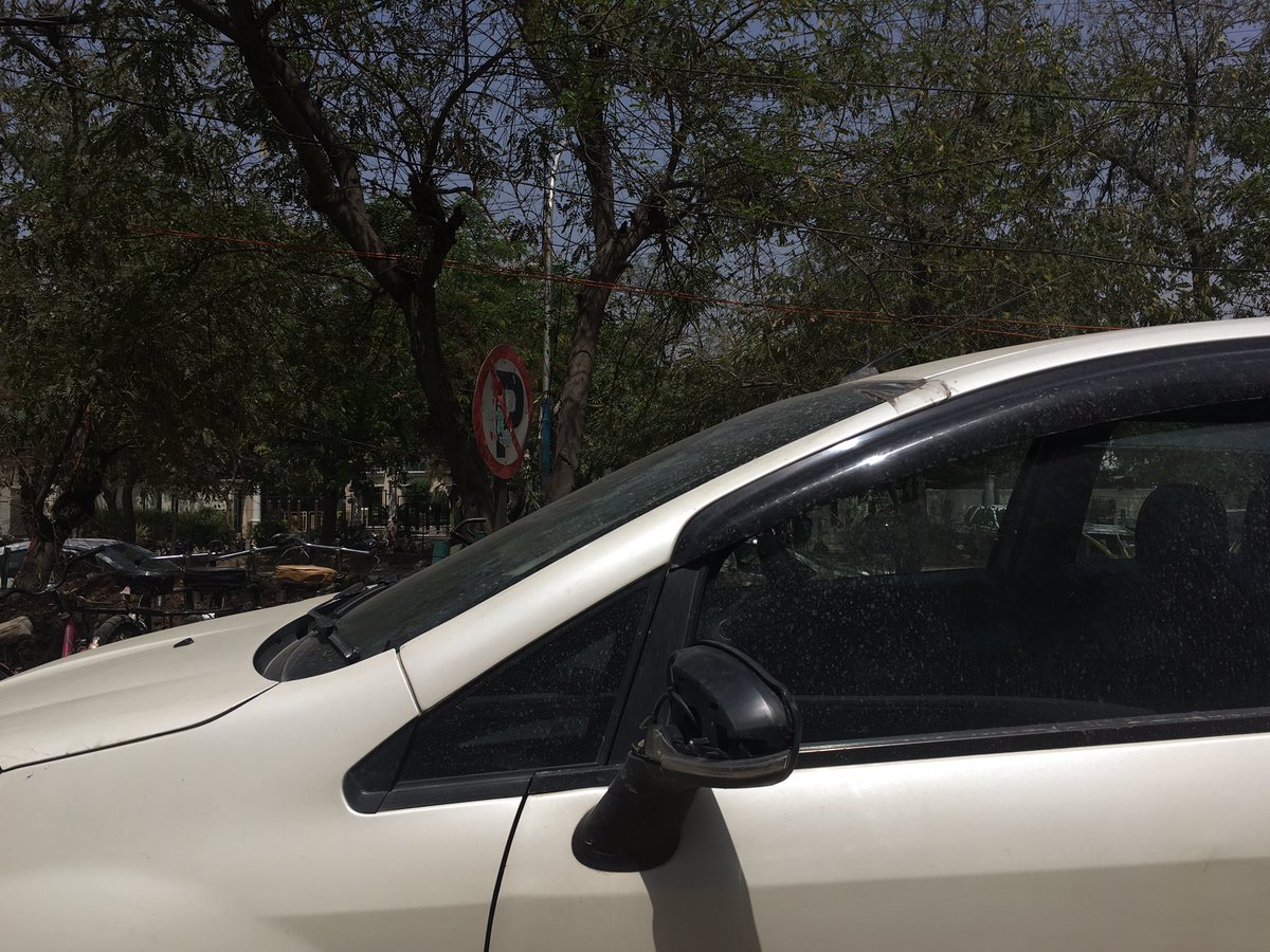 iamsk60's tweet photo. @gurgaonpolice service lane outside Unitech Trade Centre in Sushant Lok 1 is filled with vehicles parked in ‘No Parking’ and ‘Tow Away Zones’ disrupting the smooth flow of traffic. If we avoid that path we are fined heavily. No action is taken against them but we are fined, why? https://t.co/JLDqNhTIxY