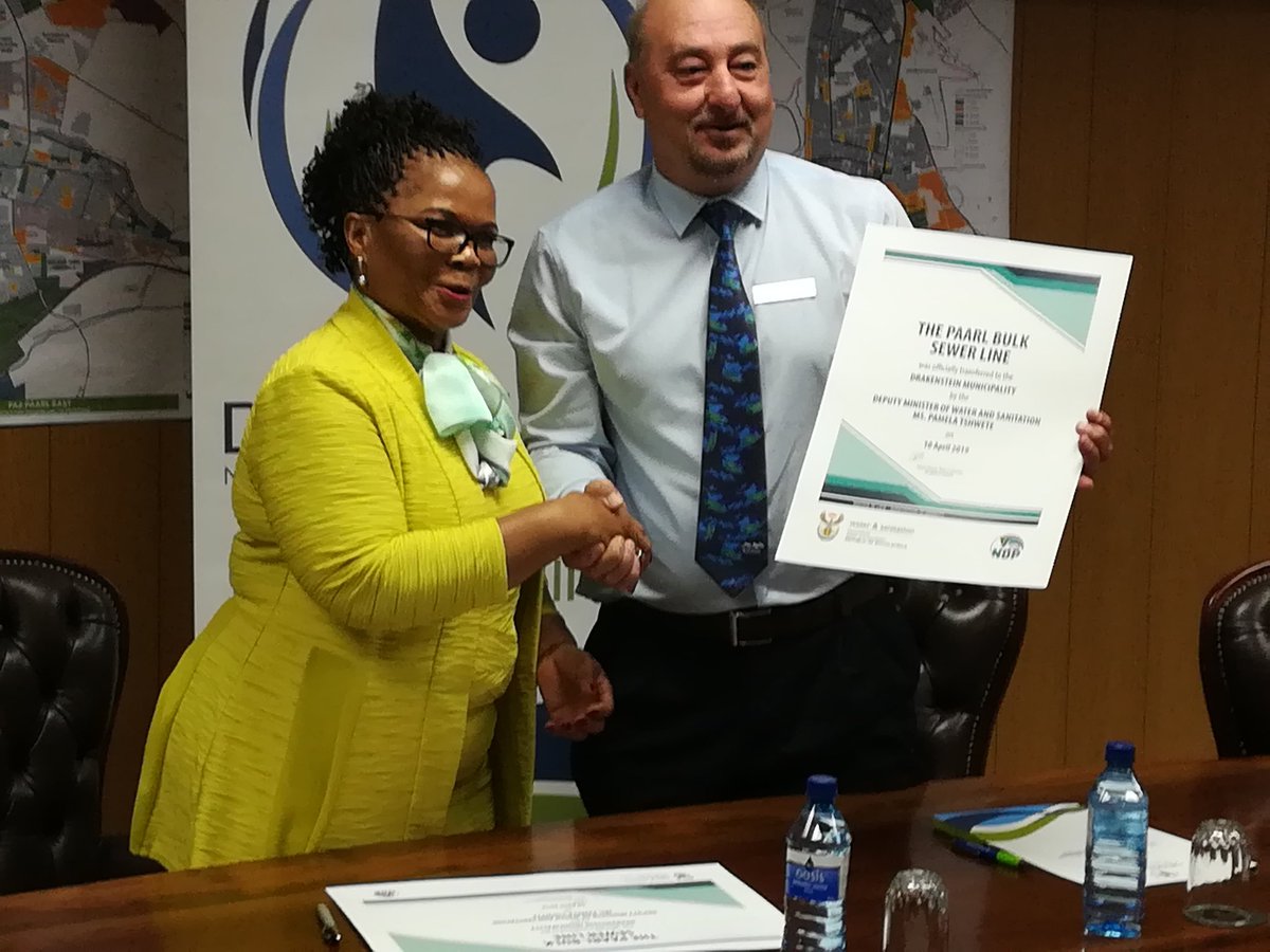 luvodumse's tweet photo. @DWS_RSA @CapeTimesSA @CapeArgus @mlhrbn @Radiokc1077fm @CapeTalk @GCISMedia @SABCNewsOnline @MakaSolomzi @Vuyolwetu_ @NgamlanaK @TNorushe The Deputy Minister of Water and Sanitation, Ms Pamela Tshwete (MP), signs and hands over the Transfer Certificate Councillor Koos Le Roux. https://t.co/ysEV6P2rWE