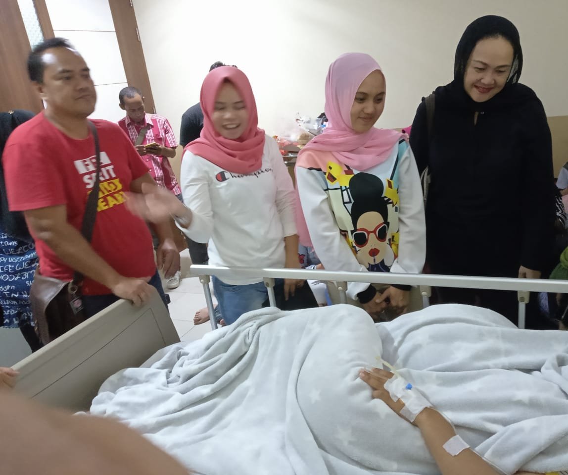 psi_id's tweet photo. Malam ini dua jubir PSI Sis @daranasution11 dan Bro @kokokdirgantoro menjenguk Audrey di Pontianak. Ibu Audrey membenarkan bahwa terdapat luka lebam di bagian intim korban. Mari kita berdoa agar Audrey segera pulih. https://t.co/EWap47jzBu