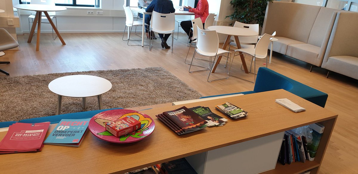 Ons stripboek Mantelzorgers Gestript ligt vanaf gisteren in de 'huiskamer' van het <a href="/MinVWS/">Ministerie van VWS</a> . Dank <a href="/egerrit/">Erik Gerritsen</a> voor de link. We hadden een leuk gesprek en onze JMZ'ers voelden zich gehoord!