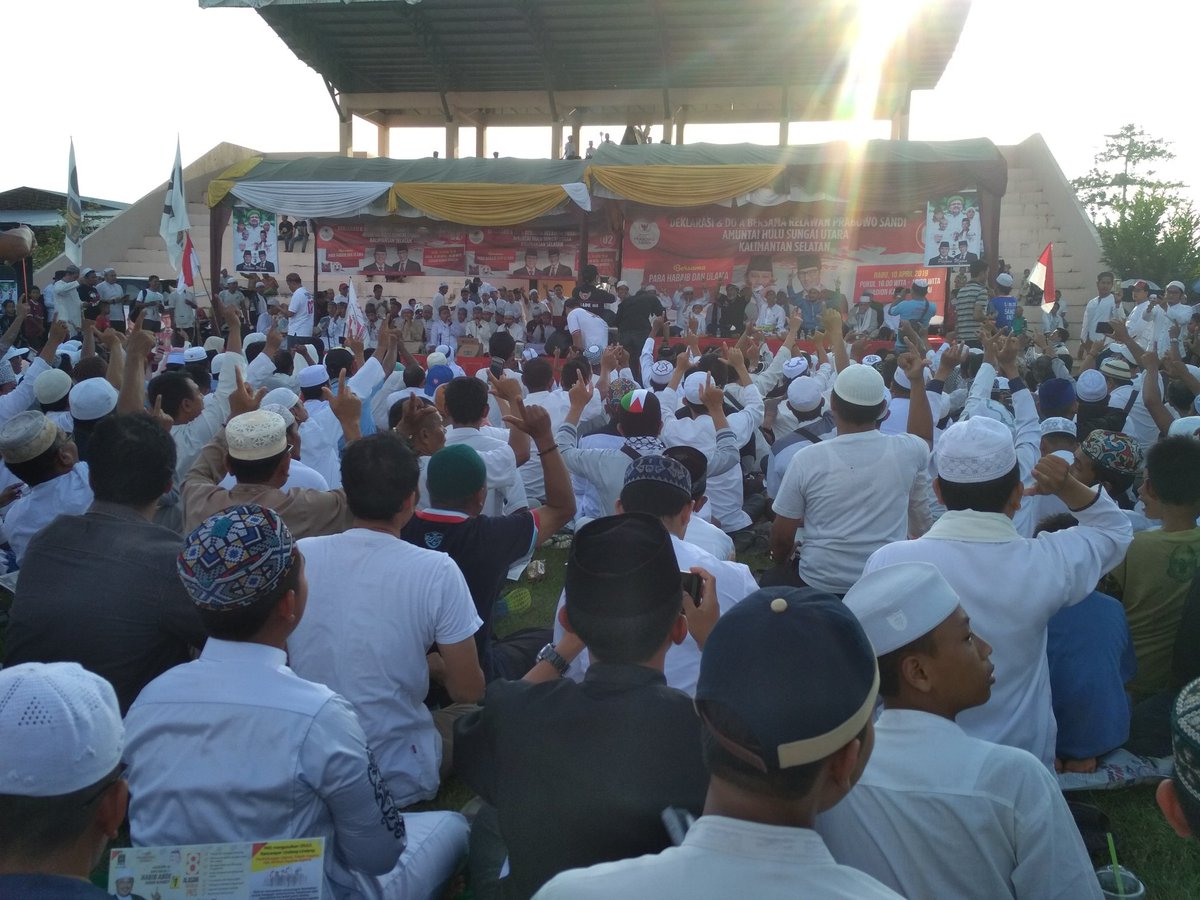 faisalical013's tweet photo. Tanpa Artis, Nasi Bungkus,Uang,  Deklarasi Di Amuntai Kalimantan Selatan @brigade_08 @fadlizon @RamliRizal @Gerindra @Fahrihamzah @PKSejahtera @BangPino_ @TanYoana #SoloMenangPrabowo https://t.co/TFHHUdgCoo