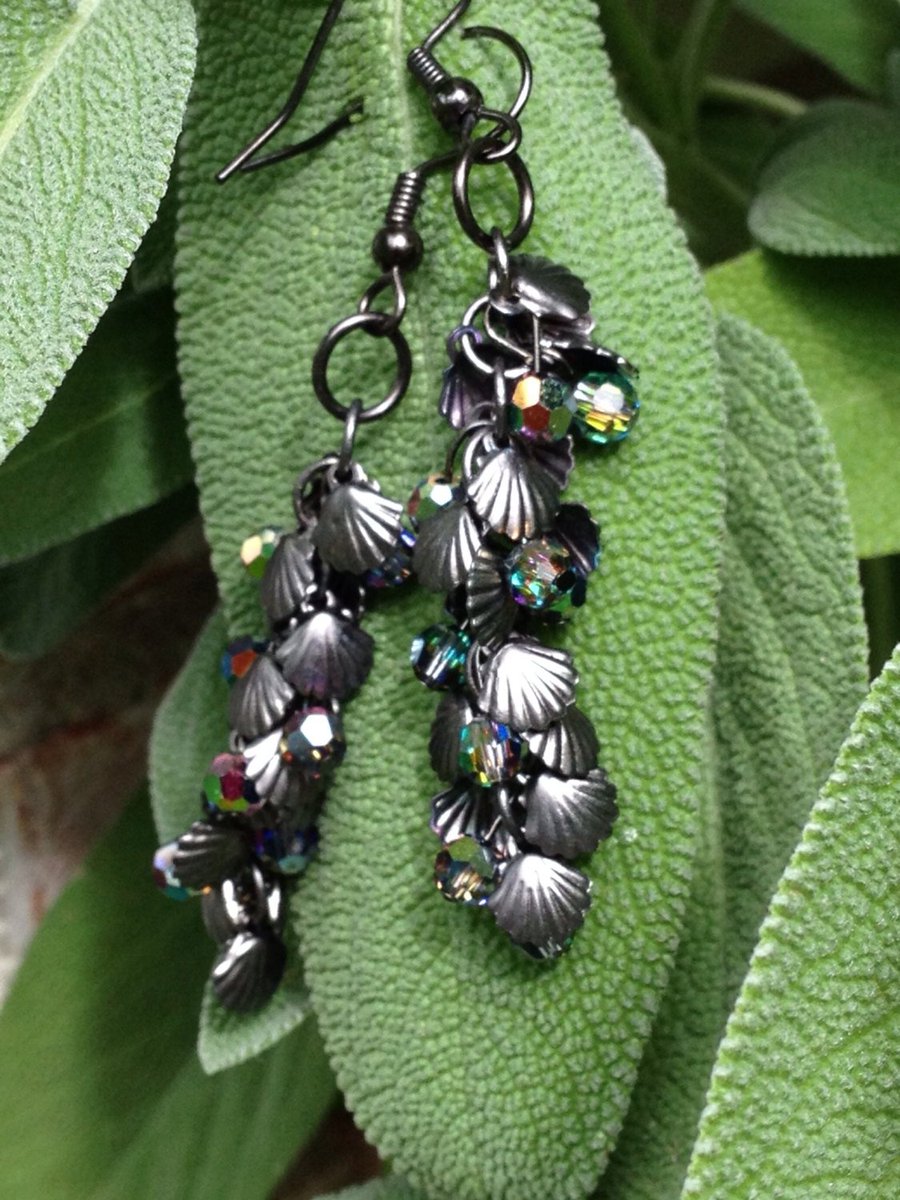 B5zen2's tweet photo. Elegant Earrings...Sea Shell and Swarovski in Black https://t.co/TVratoFN7z #Etsy #DEspirit #Elegant https://t.co/EUzhJZJAsb