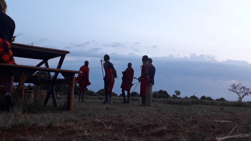 MaraEngaiLodge's tweet photo. Our guests interacting with members of the traditional Maasai tribe. #magicalkenya #masamara #maasai https://t.co/ho0OngPE24