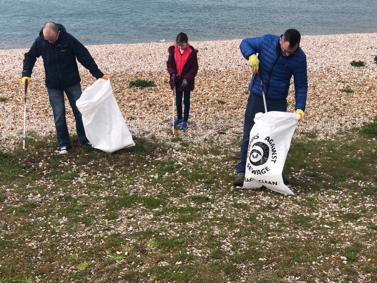 Today, we hit the beach by the Ferry Boat Inn at #HaylingIsland with @thefinalstrawsolent for the @surfersagainstsewage #BigSpringBeachClean. Top finds were cotton buds, nurdles & cable ties. #plasticfreecommunities #surfersagainstsewage #plasticfreehayling #justoneocean