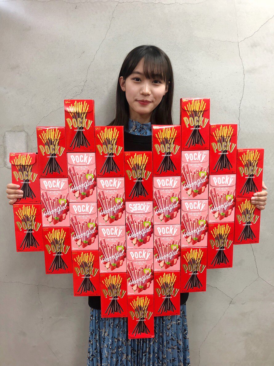 ポッキーの新しいパッケージはバッグにぶら下げて、一緒にお出かけでき