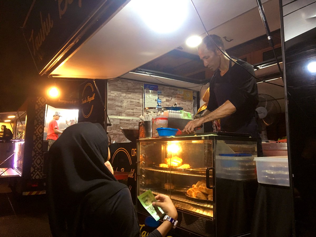 runkpmim's tweet photo. Night view of KPMIM Foodtruck Festival https://t.co/4FNj6Ty4HI