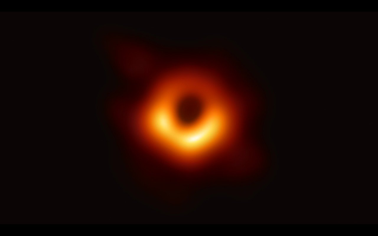 Maisonkayser Bot 今回撮影されたブラックホールと 映画 インターステラー で理論物理学者の監修のもと描かれた ブラックホール 並べてみるとそっくりだな T Co Lqztezzsbo Twitter