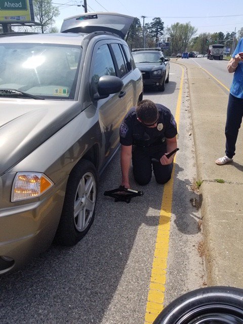 HopewellPDChief's tweet photo. Yesterday, Officer C. Early encountered an elderly woman who had a flat tire and not in a safe spot.
So....Officer Early came to the rescue to get her back on the way.
#communityengagement
#flattires
#police
#lendingahelping hand
#afternoonworkout
#HPDPROUD https://t.co/WnWW2plkiD