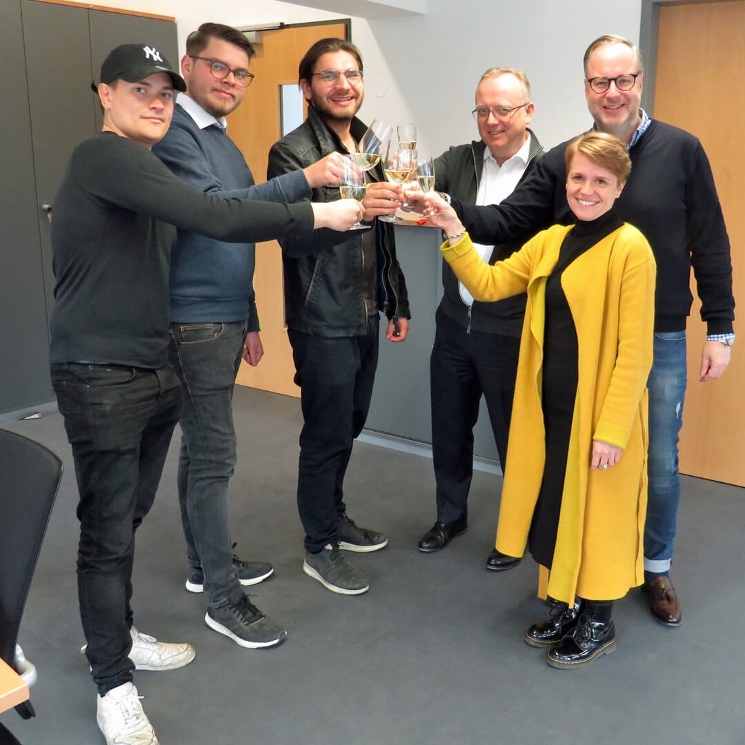 Wieblebub hat heute Jubiläum: Vor einem Jahr starteten wir mit Prof. <a href="/rathmayers/">Sabine Rathmayer</a> und Team! Heute angestoßen mit <a href="/bartsch_carsten/">Carsten Bartsch</a> der HDBW und <a href="/WDecker_IX0/">Wolfgang</a>, Managing Director bei #Accenture #Digital und dem Team auf ihre bisherigen Preise und Erfolge an #startup #DLT