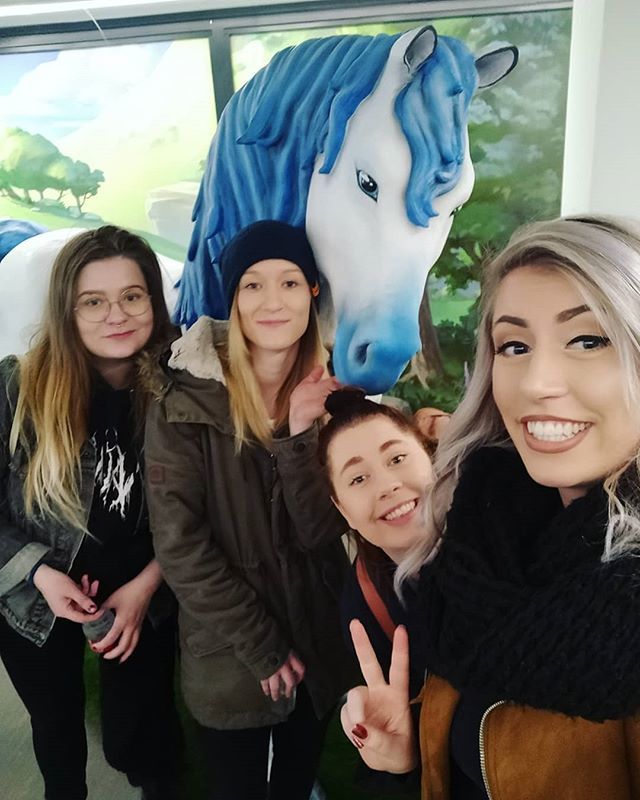 popkollo's tweet image. Nu är vi klara på StarStable-kontoret för idag!
StarStable är ett dataspelsföretag som har inlett ett musiksammarbete där vi skriver och producerar låtar som senare kommer spelas i och utanför spelet. Vi har även filmat lite Youtube-material och haft möt… bit.ly/2I8dQ1K