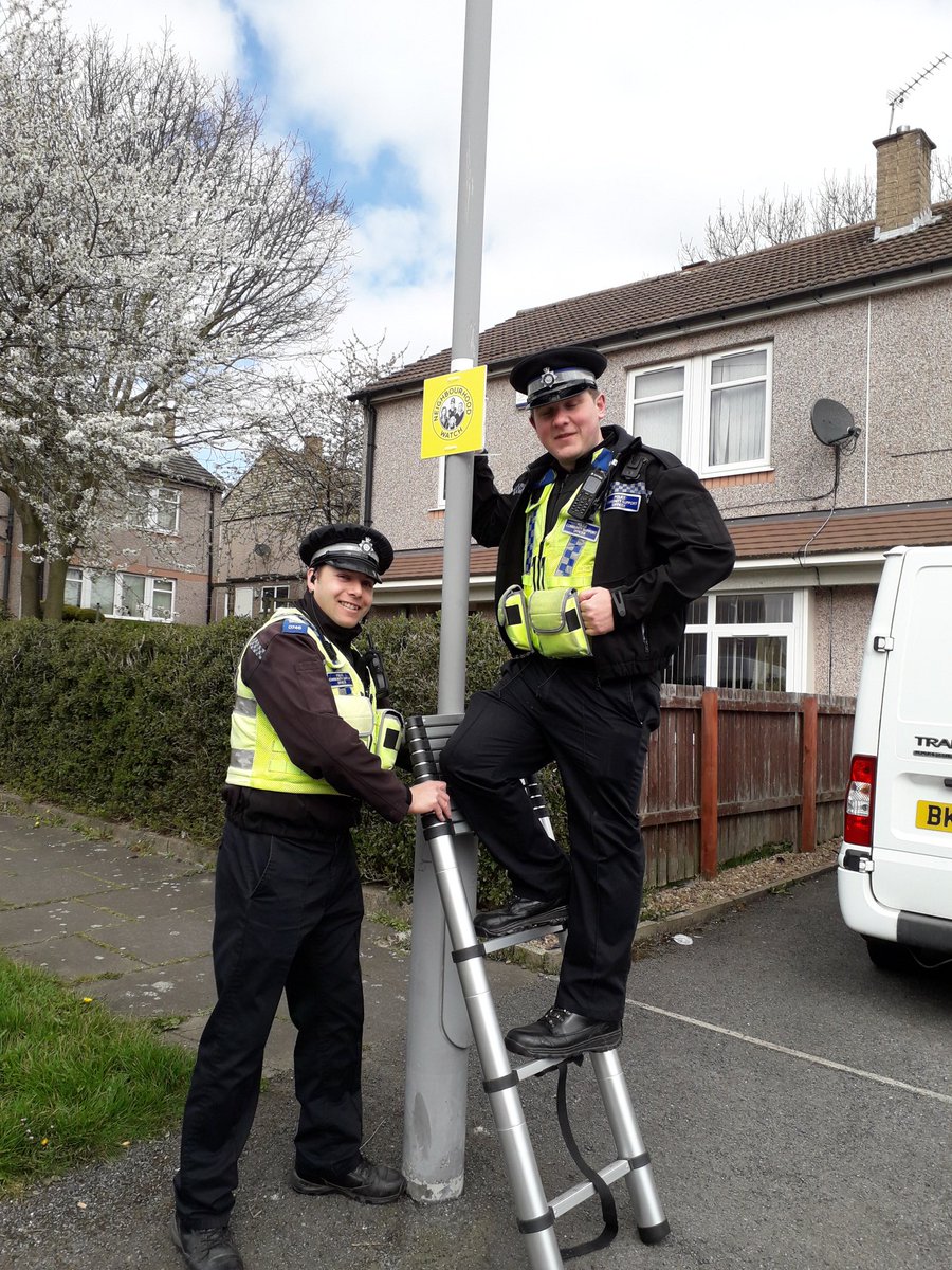 A good sign! Officers from Odsal kindly help with putting up Neighbourhood Watch signs around the Smith Ave estate. Many thanks guys.