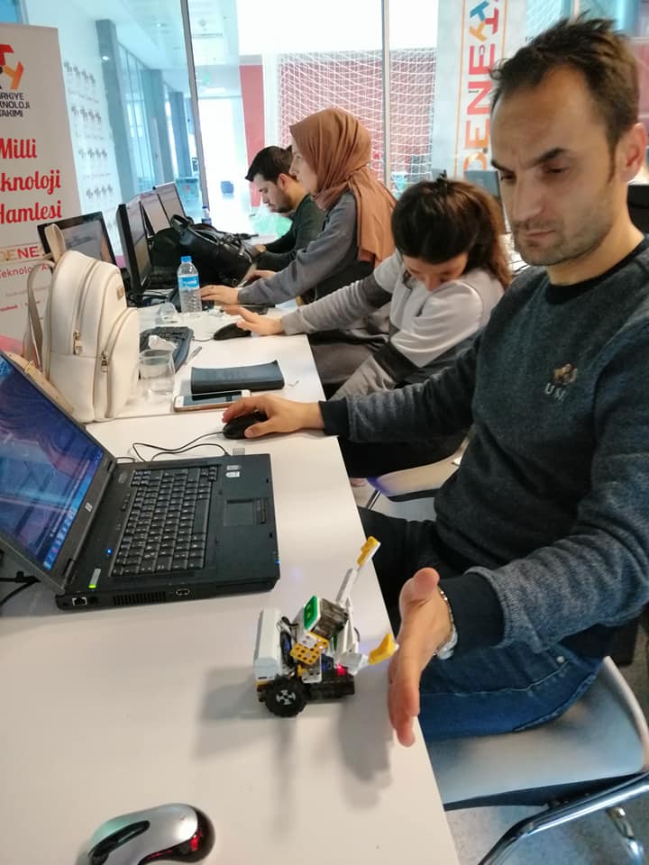 robotsepeti's tweet image. İstanbul İl Milli Eğitim Müdürlüğü işbirliği ile Başakşehir Livinglab&apos;de STEAM Education Association eğitiminde üçüncü gün. C++ tabanlı servo hareketleri kodlama etkinlikleri.

#robotis #robotsepeti #steamcupturkey #toplum50 #robotiseducation