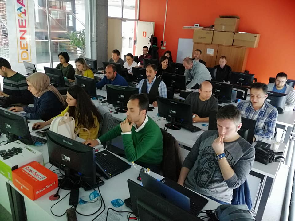 robotsepeti's tweet image. İstanbul İl Milli Eğitim Müdürlüğü işbirliği ile Başakşehir Livinglab&apos;de STEAM Education Association eğitiminde üçüncü gün. C++ tabanlı servo hareketleri kodlama etkinlikleri.

#robotis #robotsepeti #steamcupturkey #toplum50 #robotiseducation