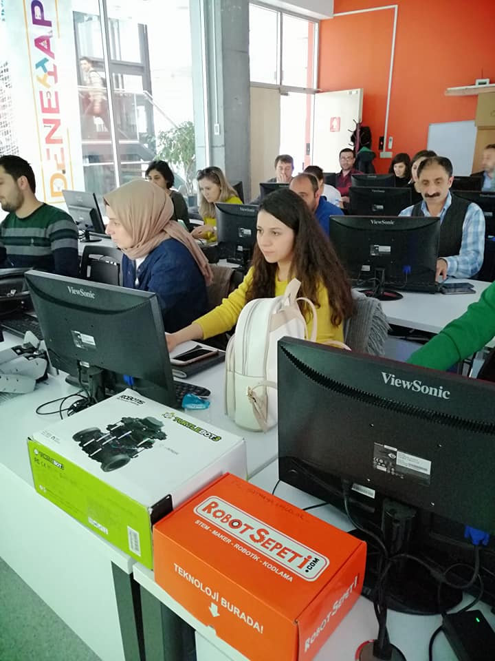 robotsepeti's tweet image. İstanbul İl Milli Eğitim Müdürlüğü işbirliği ile Başakşehir Livinglab&apos;de STEAM Education Association eğitiminde üçüncü gün. C++ tabanlı servo hareketleri kodlama etkinlikleri.

#robotis #robotsepeti #steamcupturkey #toplum50 #robotiseducation