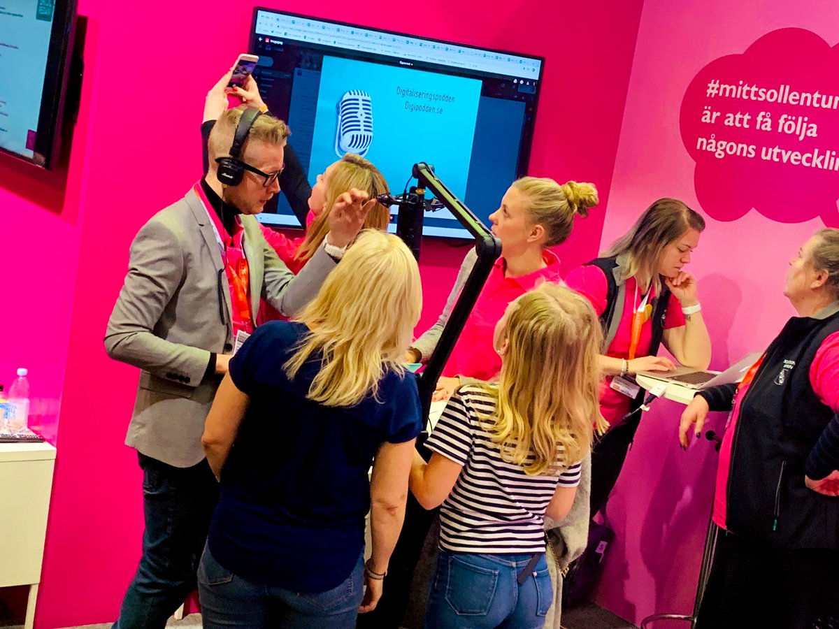 <a href="/Digitalisering3/">Digitaliseringspodden</a> poddade tidigare idag från montern #solskol Här intervjuar de elever från <a href="/Tegelhagen/">Tegelhagens skola</a> och lärare @NathalieSLandin innan de ska gå upp på scen och ha sin föreläsning “räkna med mig” <a href="/Sollentunakom/">Sollentuna kommun</a> <a href="/SETTdagarna/">SETT (konferens)</a>