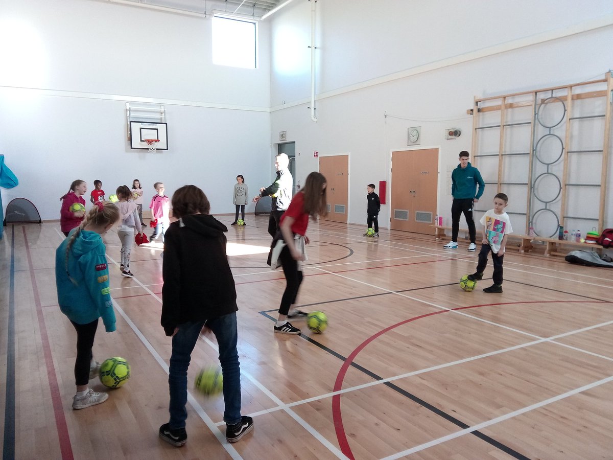 DundeeActiveSch's tweet photo. Fun and games at the Coldside Active Movers camp with cricket from @DAAcricket and football from @dundeeunitedct with help from young leaders from @morganacademy1 and @StJohnsOfficial https://t.co/ieUuVRkOxb