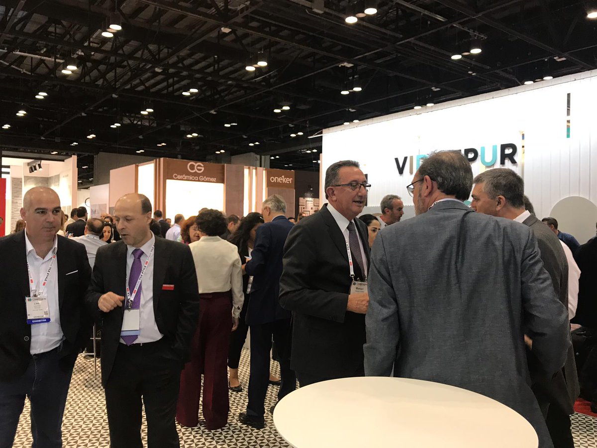 Cevisama's tweet photo. Os dejamos algunas imágenes del acto que celebramos ayer en #Coverings2019 en Orlando con compradores del mercado de EEUU 🇺🇸 para promocionar #Cevisama20. Gracias por el apoyo y presencia al conseller de @GVAeconomia @Rafa_Climentg, , al @GVAivace al @ICEX_ y a @ASCER_comunica. https://t.co/iSem2zEUf5