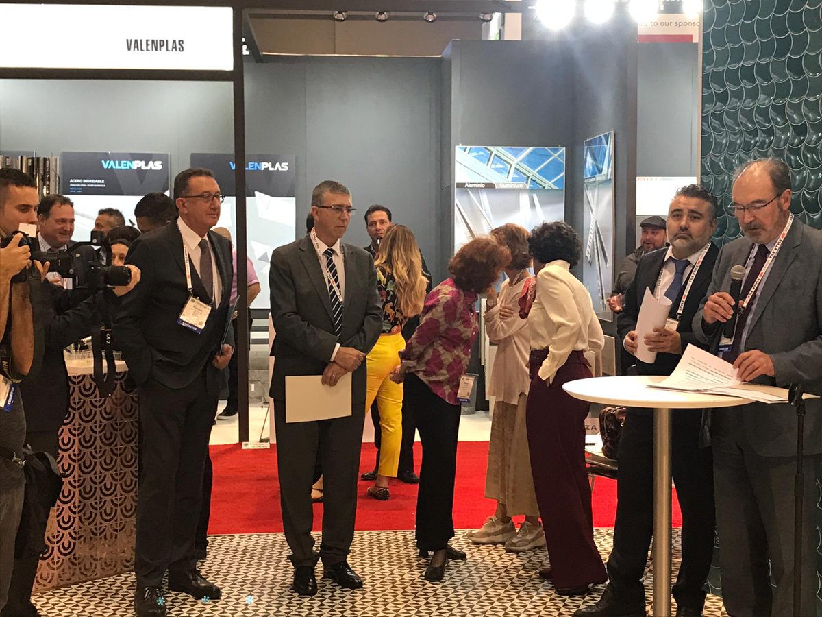 Cevisama's tweet photo. Os dejamos algunas imágenes del acto que celebramos ayer en #Coverings2019 en Orlando con compradores del mercado de EEUU 🇺🇸 para promocionar #Cevisama20. Gracias por el apoyo y presencia al conseller de @GVAeconomia @Rafa_Climentg, , al @GVAivace al @ICEX_ y a @ASCER_comunica. https://t.co/iSem2zEUf5