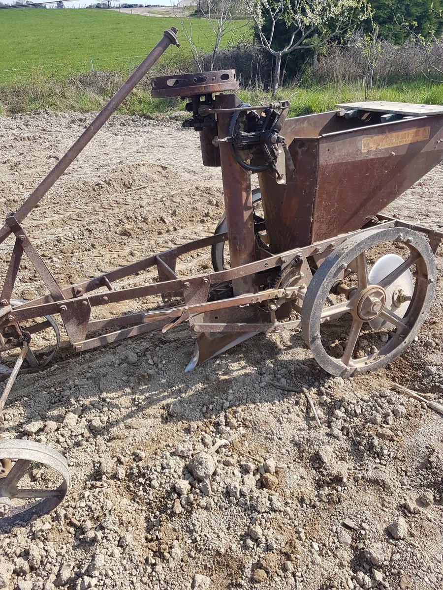 DenisMuron's tweet photo. A votre avis que plante ton aujourd'hui avec cette machine🤔 petit indice les enfants aime bien les manger https://t.co/UR1kPJEbx4