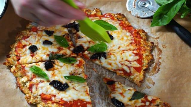 תשכחו את כל השאר: נשבעים לכם שזאת הפיצה הכי טעימה שתכינו בפסח. הנה המתכון: bit.ly/2VBmGbk