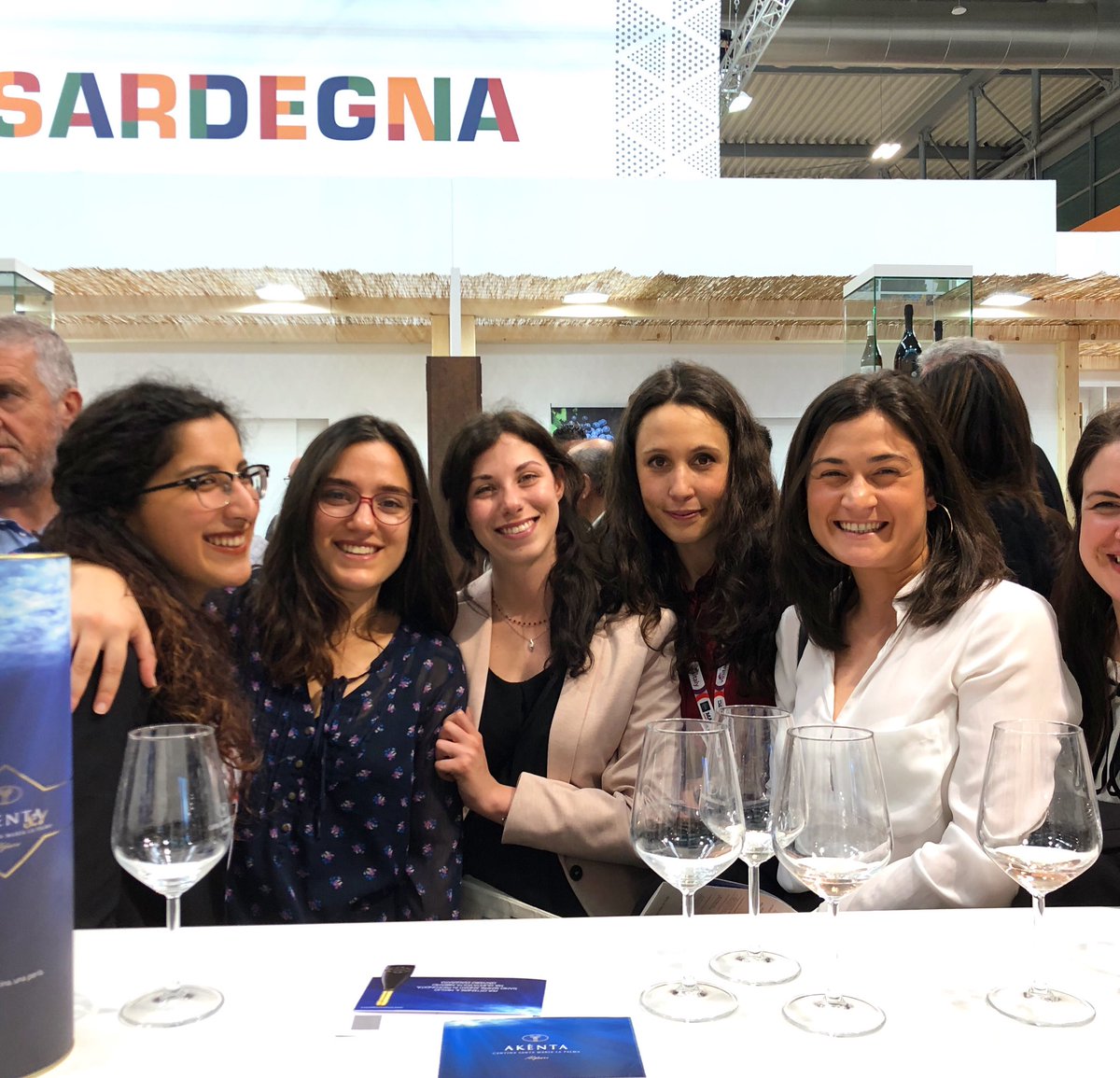 CantinaSMLP's tweet photo. «Alghero è un posto splendido, non vediamo l’ora di venirvi a trovare, magari per l’#AkentaDay!»
Wine Lovers dalla #Toscana🥂 #vinitaly2019 https://t.co/ak21aW44KY