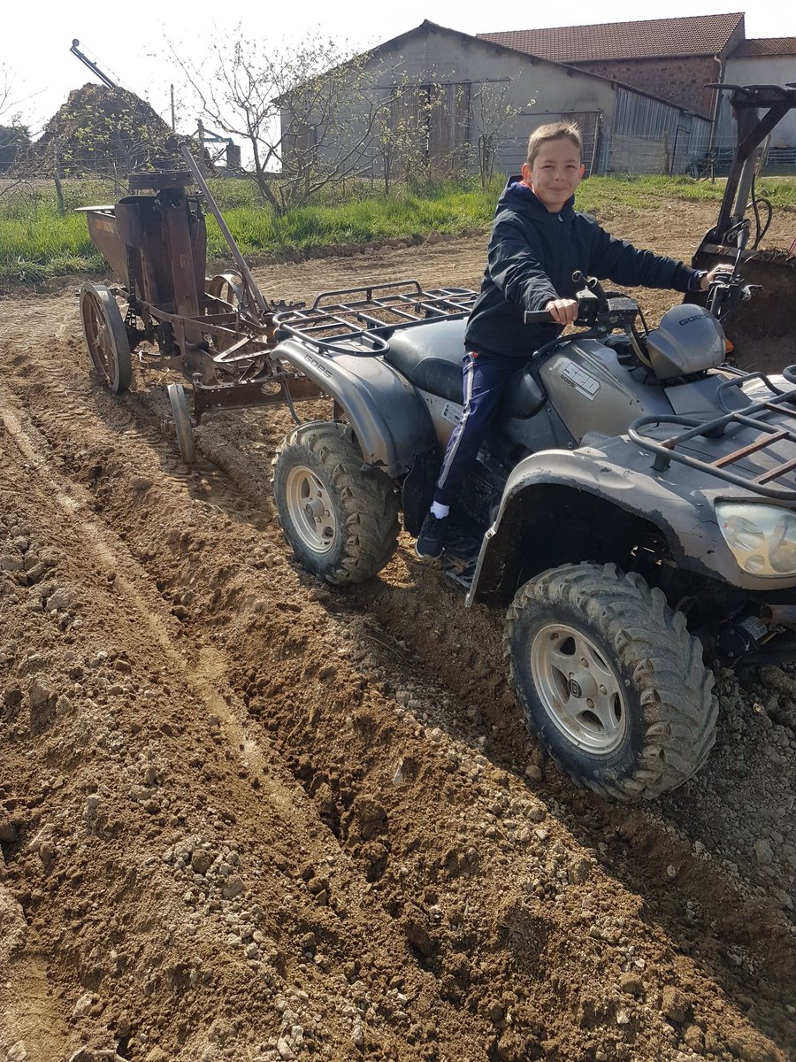 DenisMuron's tweet photo. A votre avis que plante ton aujourd'hui avec cette machine🤔 petit indice les enfants aime bien les manger https://t.co/UR1kPJEbx4