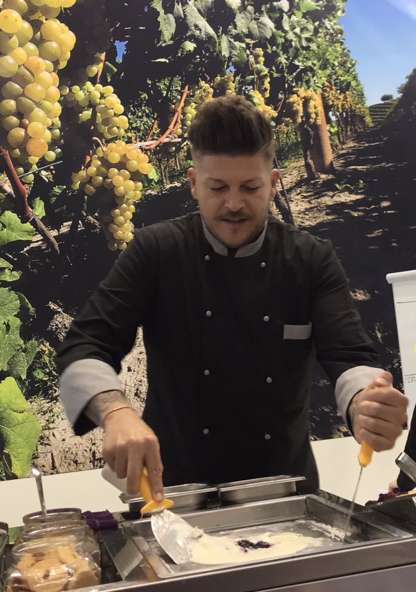 WineNewsIt's tweet photo. Le mille #sfaccettature del #vino: a #Vinitaly2019 @ConsorzioAsti porta l'esclusivo #abbinamento col #gelato, in una vera e propria fusione di gusti e profumi, con #NiceRoll, i "rotolini" di gelato creati con tra gli ingredienti proprio #Asti e #Moscato Asti https://t.co/PJ9uAi8EuW