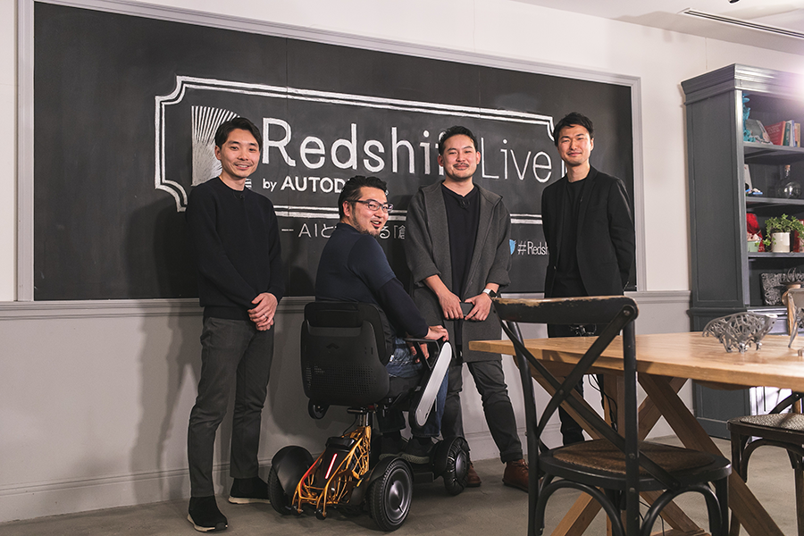 Redshift_ADSKJP's tweet photo. < #RedshiftLive Q&A 番外編 >
どうしてみなさんは黒い服を着ているんですか?
藤村: 事前に決めたのではないし、実は自分と平田さんの服は紺。全員が黒に見えないよう、柳澤さんにはあえてジャケットを羽織ってもらったほど。特に理由はなく、奇跡的にそうなってしまった。 https://t.co/1RxVVbZaS7