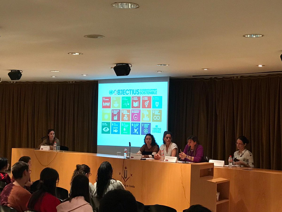 Després de l’esmorzar solidari, comencem la taula rodona sobre la #cooperacióinternacional de la #udl amb la professora Sílvia Solé com a moderadora.