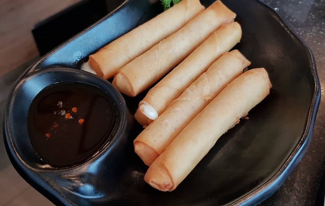 gupaimalaew's tweet photo. นีโอ สุกี้ (Neo Suki)

📍พิกัด : เซนเตอร์วัน และอีกหลายสาขา

ร้านสุกี้ที่ดีที่สุดอีกร้านหนึ่ง ทีเด็ดของร้านนี้คือน้ำซุปชาบู และน้ำจิ้มที่มีให้เลือกมากถึง 7 แบบด้วยกัน ที่สำคัญเนื้อสัตว์สดมากๆ 

อีกเมนูที่แนะนำคือ เป็ดย่างเลยครับ บอกเลยว่าเด็ดจัดปลัดบอก😋

#neosuki #gupaimalaew https://t.co/xbPLkP6IZr