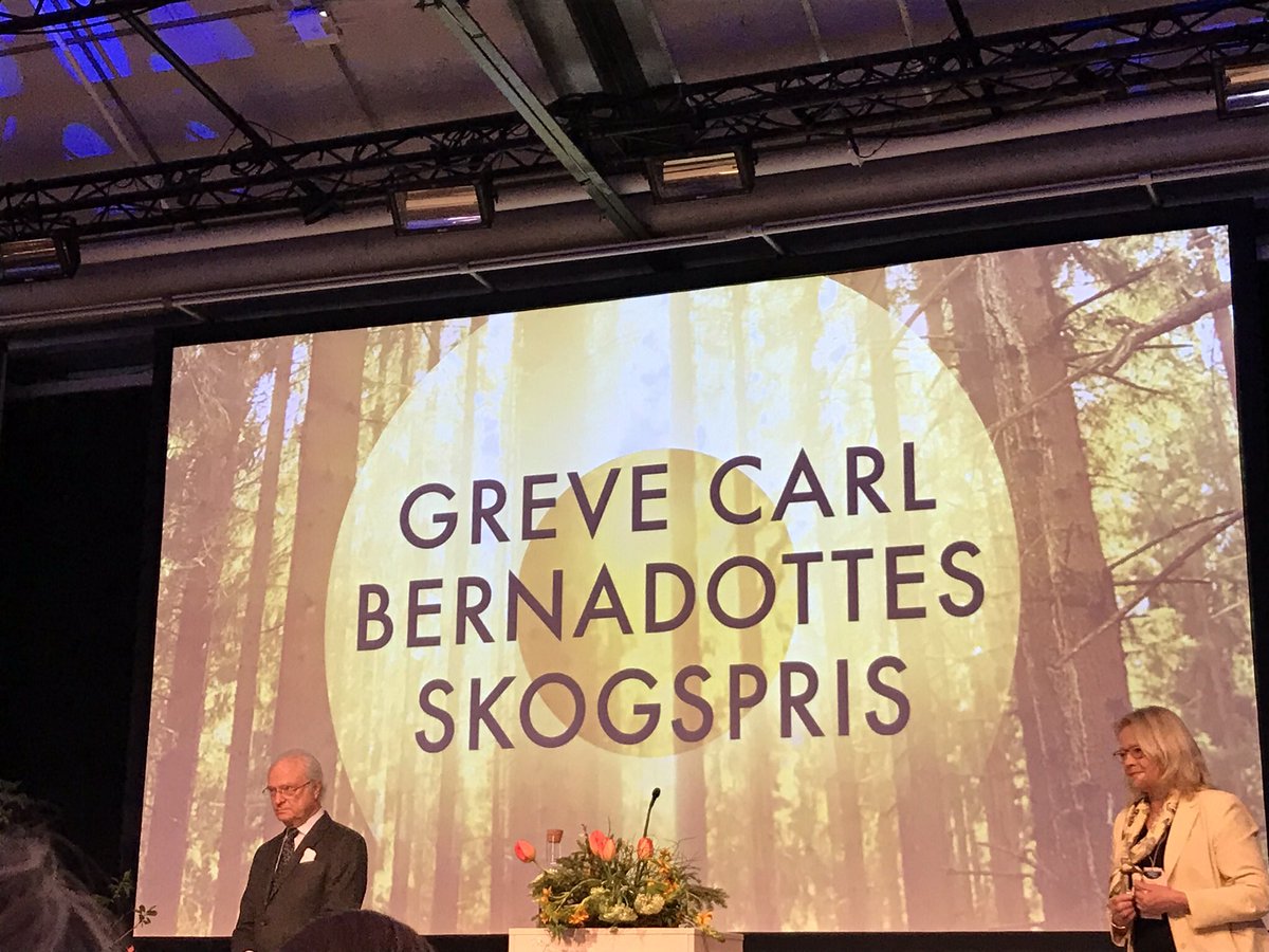 ACarlmark's tweet photo. Fantastiska författaren Kerstin Ekman får Greve Carl Bernadottes Skogspris ifrån självaste Konung Kung Carl Gustav! #bioekonomi https://t.co/7AtaycLk6e