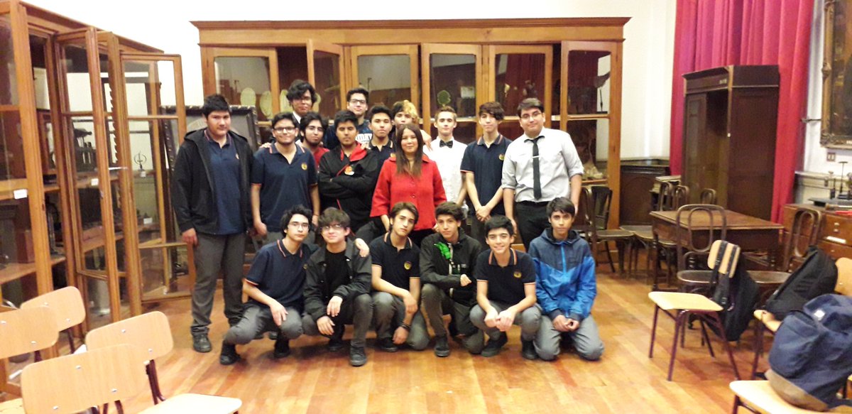 rosarioxstgo's tweet photo. Visitando el taller patrimonial y la sala museo del Liceo Aplicación.  Nuevas generaciones reconstruyen memorias desde el liceo y la educación pública. Esta iniciativa debería replicarse en cada colegio de @Muni_Stgo para generar arraigo, sentidos de comunidad y pertenencia https://t.co/spoc3ijlfR